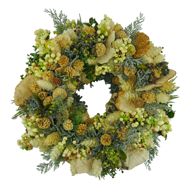 Winterkranz mit gebleichten Zapfen, Beeren, Eukalyptus und geeister Tanne